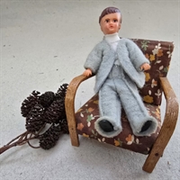 brun-blomsteret-polsteret-lænestol-træ-armlæn-dukkehus-stol-indretning